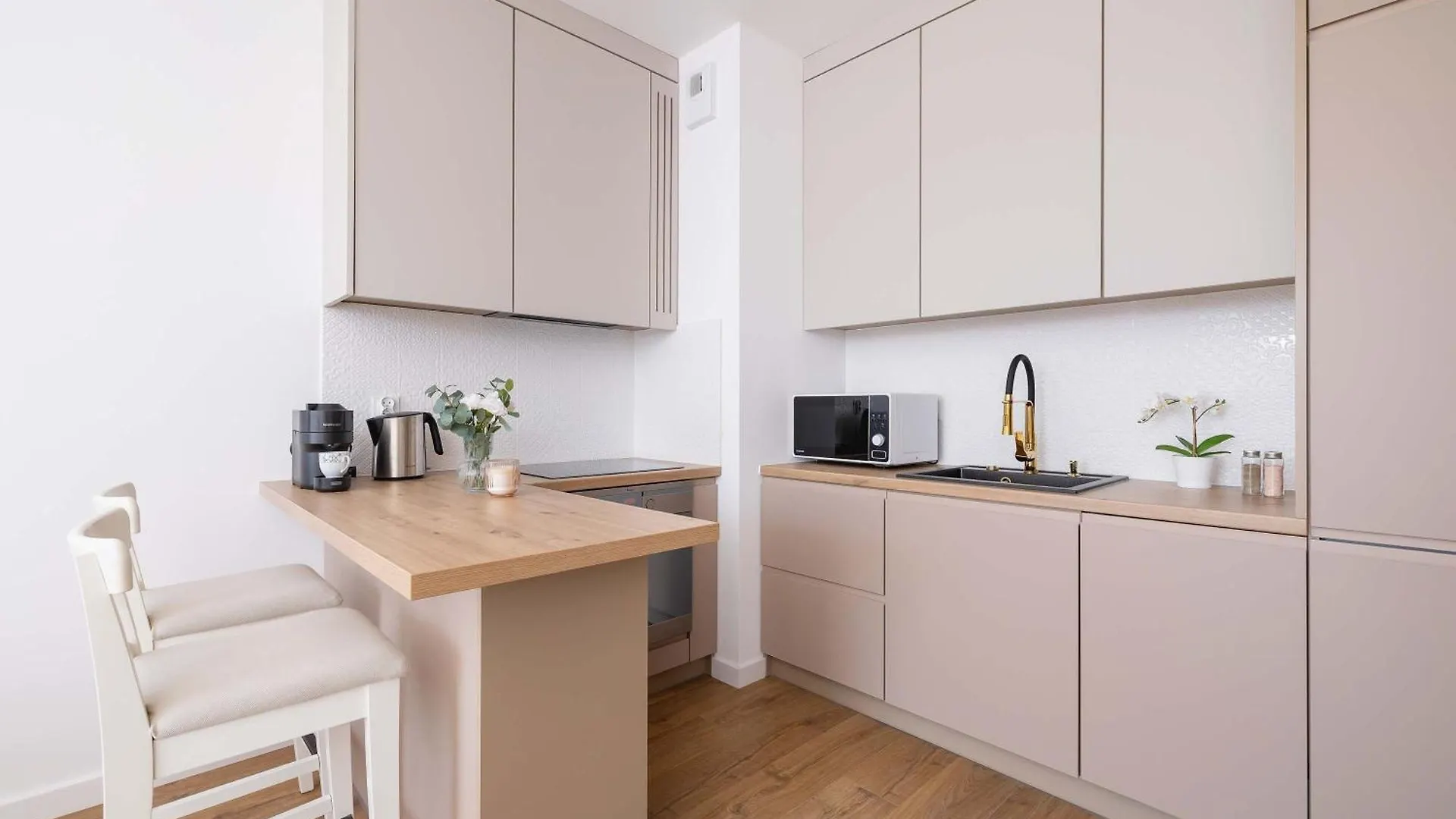 Jasny Apartament Z Umeblowanym Balkonem W Krakowie Blisko Stawu By Noclegi Renters Krakow