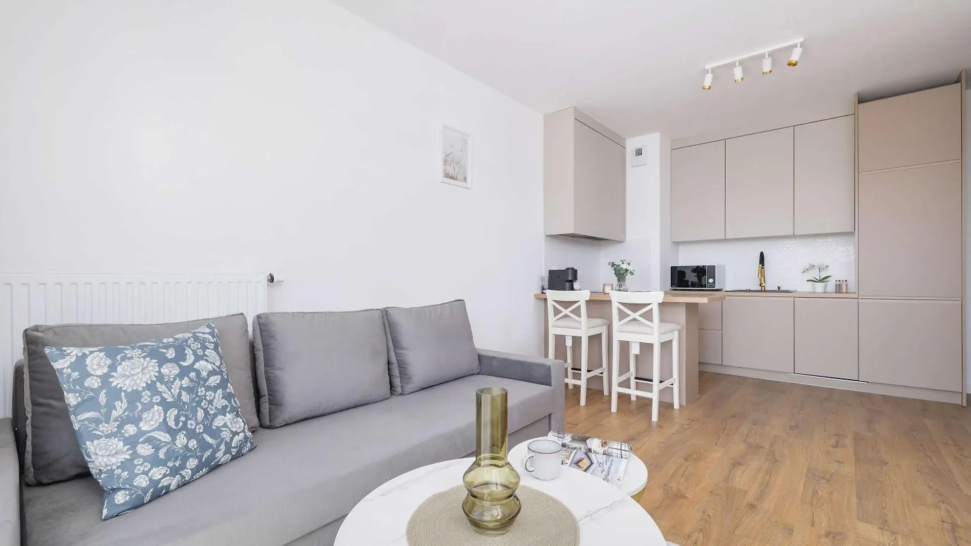 Jasny Apartament Z Umeblowanym Balkonem W Krakowie Blisko Stawu By Noclegi Renters Apartment