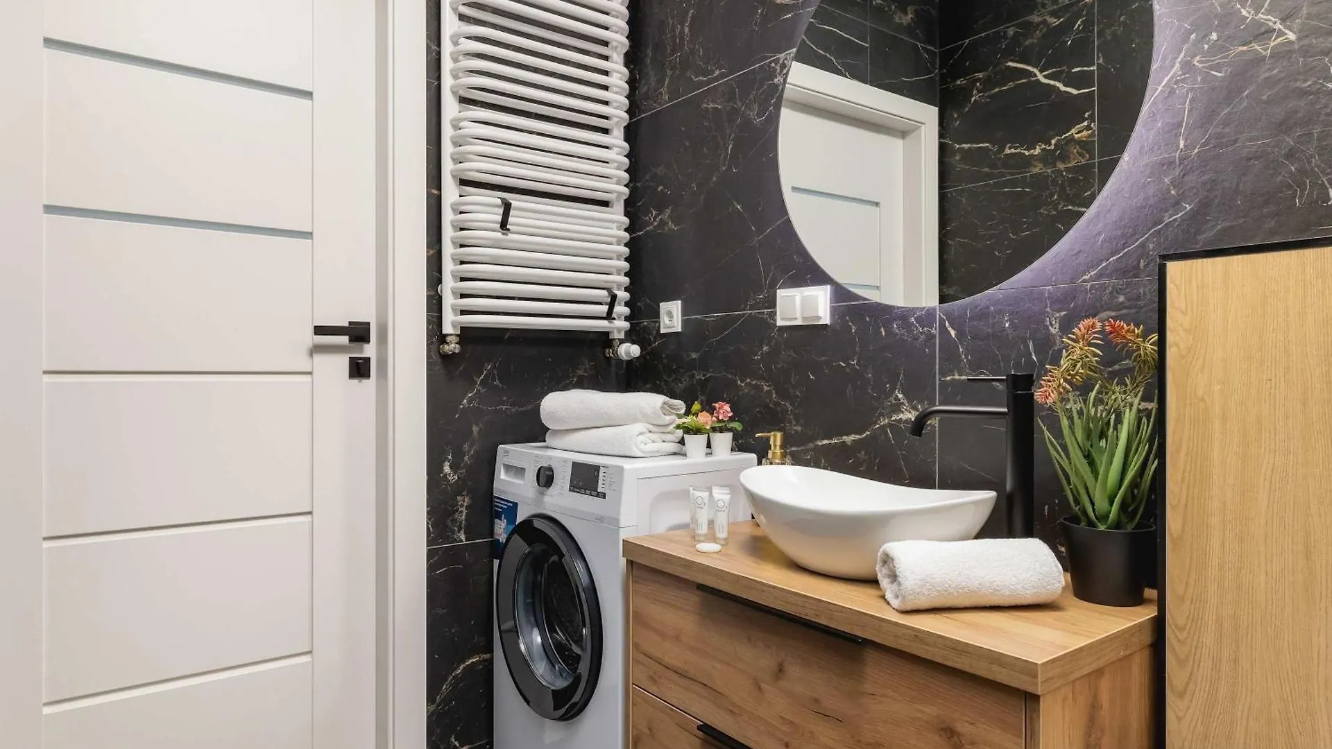 Jasny Apartament Z Umeblowanym Balkonem W Krakowie Blisko Stawu By Noclegi Renters Apartment