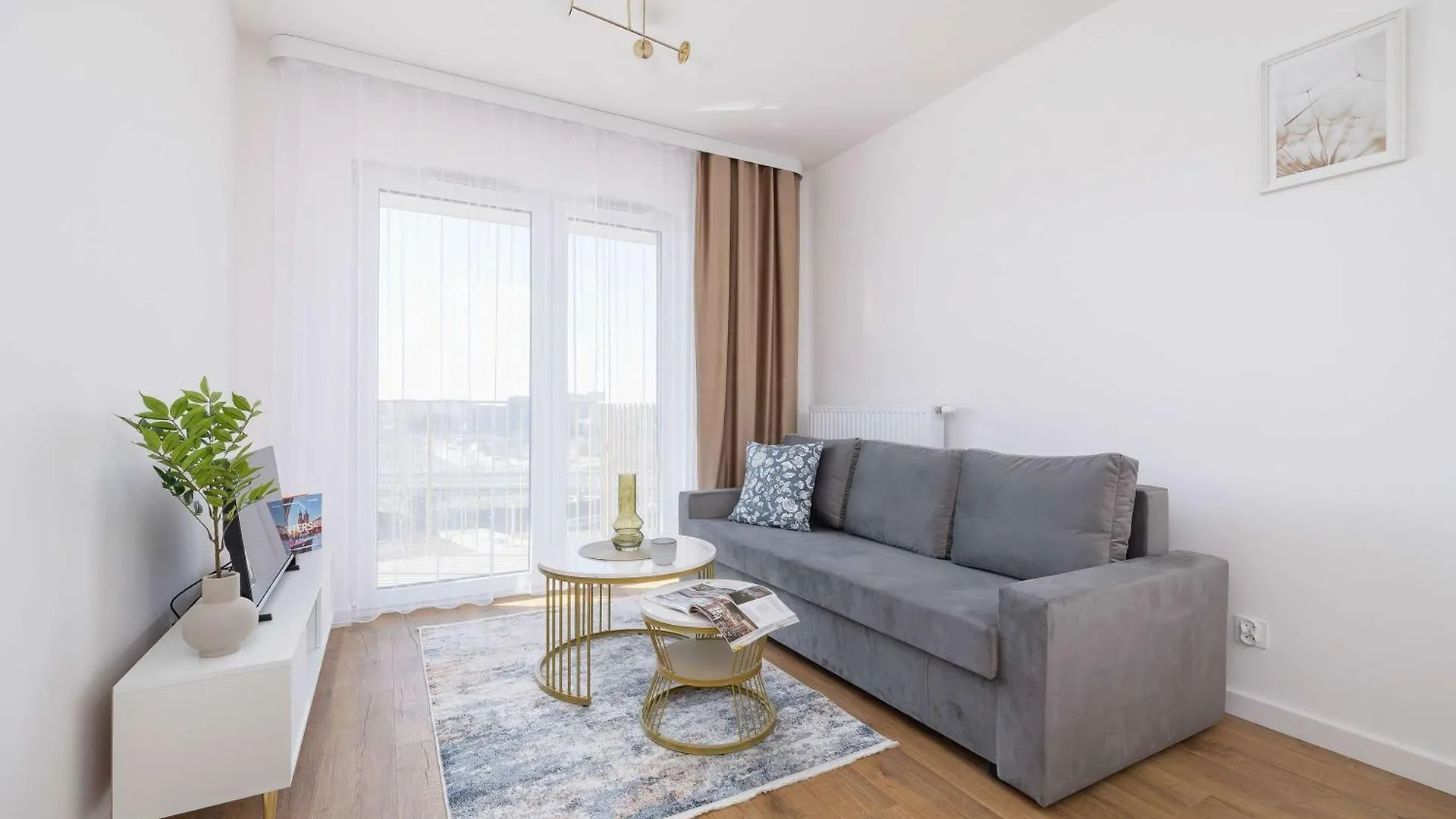 Jasny Apartament Z Umeblowanym Balkonem W Krakowie Blisko Stawu By Noclegi Renters