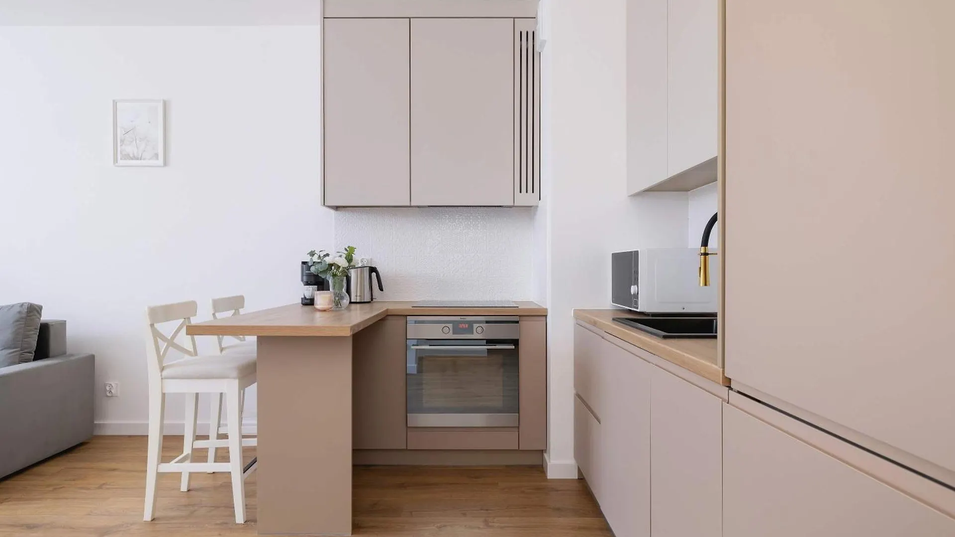 Jasny Apartament Z Umeblowanym Balkonem W Krakowie Blisko Stawu By Noclegi Renters Polonia